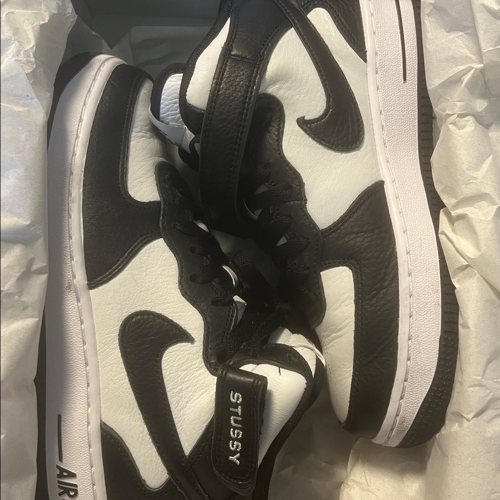 Nike Air Force 1 Mid
Stussy Light Bone Black